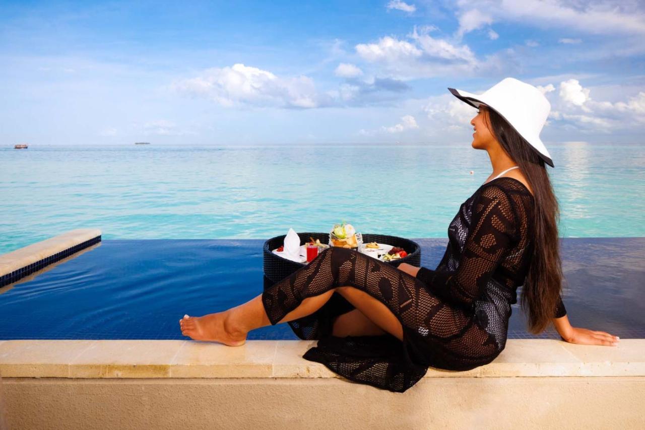 Hard Rock Hotel Maldives - Complimentary Roundtrip Speed Boat Transfer Until 31St October 2025 Emboodhoo Lagoon Dış mekan fotoğraf A woman wearing a kaftan